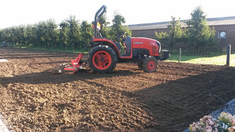 Loonbedrijf van Kleef gras zaaien