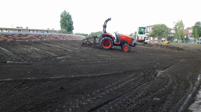 Loonbedrijf van Kleef gras zaaien egaliseren