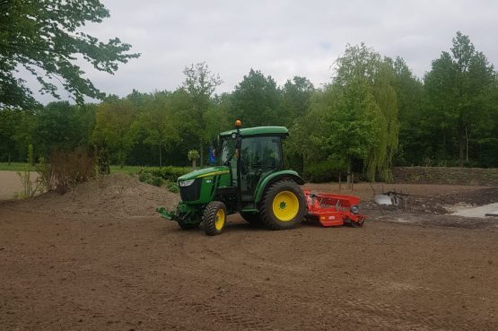 Loonbedrijf van Kleef - gras zaaien rotorkop eggen